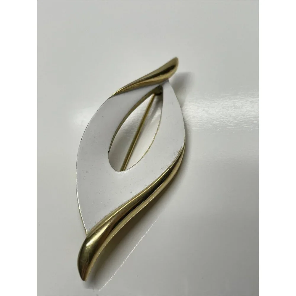 Vintage‎ Signed Trifari White Enamel Abstract Brooch Pin Gold Tone Retro Signed